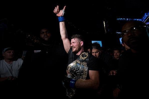Considerado azarão na luta principal do UFC 199, em Los Angeles, Michael Bisping surpreende Luke Rockhold e conquista o cinturão do peso médio, com nocaute arrasador no primeiro round