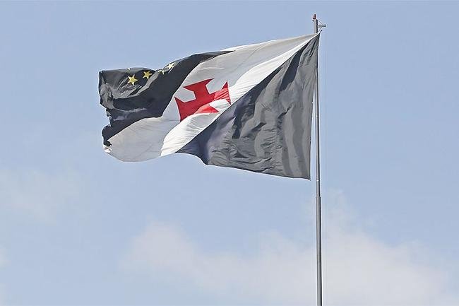 Bandeira do Vasco tremula em S�o Janu�rio: clube consegue f�lego na Justi�a