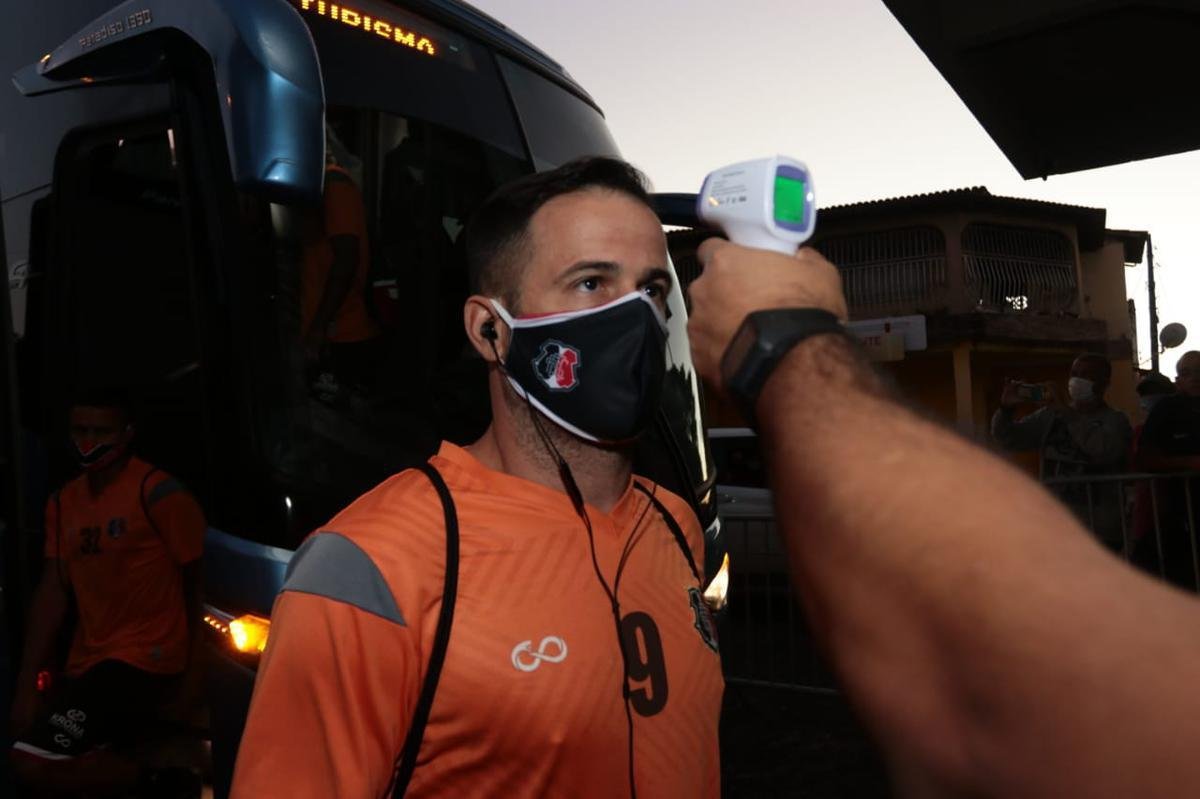 Confiança e Santa Cruz jogam em Feira de Santana na noite deste sábado. Partida vale uma vaga na semifinal da Copa do Nordeste