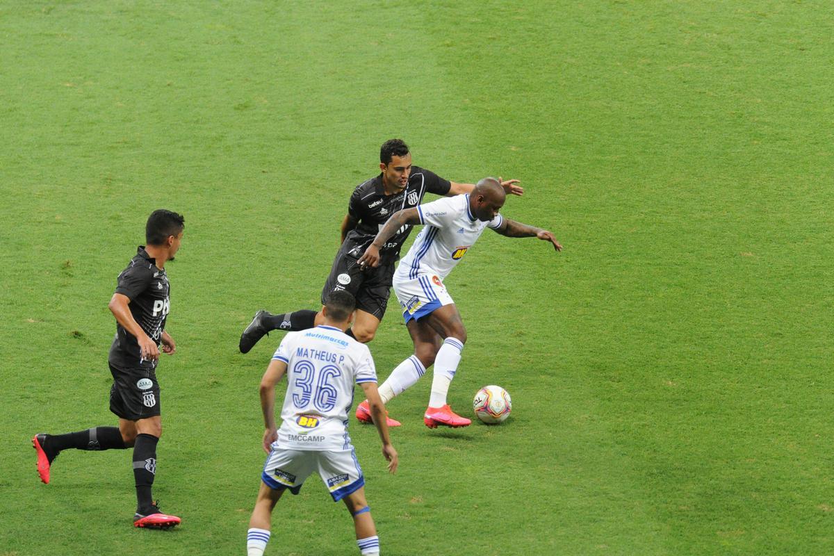 Fotos do jogo entre Cruzeiro e Ponte Preta, no Mineiro, em Belo Horizonte, pela 12 rodada da Srie B do Campeonato Brasileiro