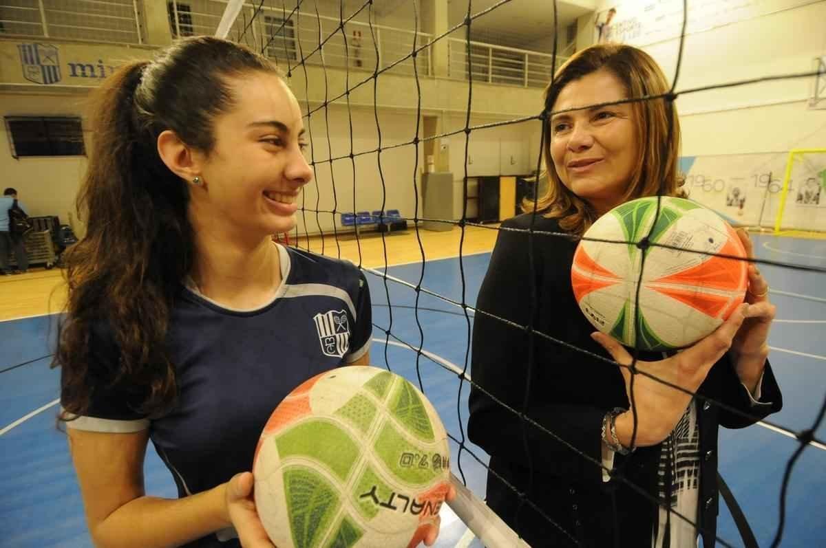 Duda, de 13 anos, segue os passos da me Ana Paula no vlei