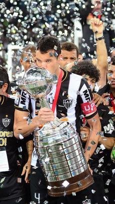 ATLÉTICO - De volta ao Atlético após quatro temporadas, o zagueiro Réver foi o capitão da conquista alvinegra da Copa Libertadores em 2013.