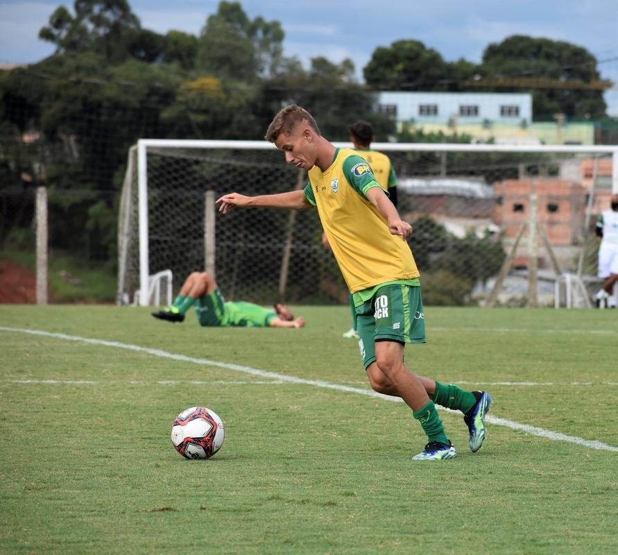 O Amrica segue com treinamentos intensivos voltados para a disputa do Campeonato Mineiro. No prximo sbado (27), o Coelho estreia no estadual diante do Boa Esporte, s 19h. A partida ser realizada no Independncia, em Belo Horizonte. A tendncia  que, neste primeiro compromisso, o tcnico Lisca utilize jogadores que tiveram menor minutagem na temporada 2020/21, alm de nomes promissores das categorias de base do clube.
