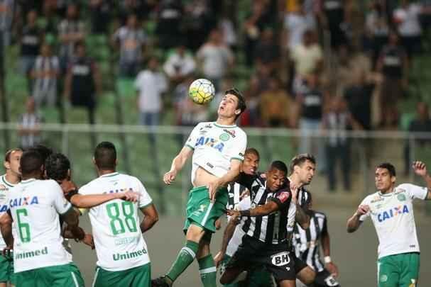 Lance de Atltico x Chapecoense, jogo vlido pelo Campeonato Brasileiro