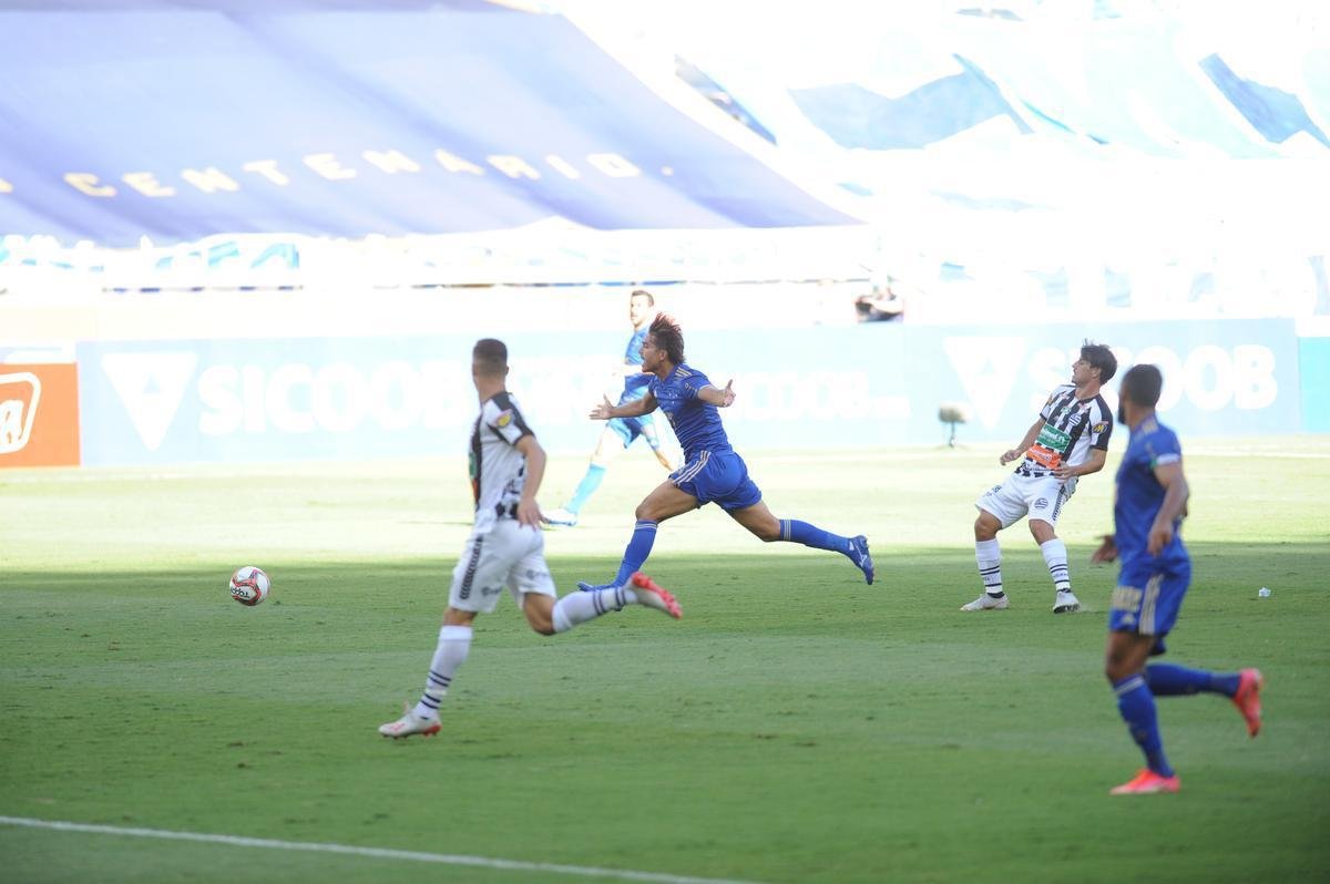 Fotos da vitria do Cruzeiro sobre o Athletic de So Joo del-Rei, por 1 a 0, no Mineiro, pela quarta rodada do Campeonato Mineiro de 2021. Marcelo Moreno, de pnalti, marcou o gol do triunfo celeste no Gigante da Pampulha