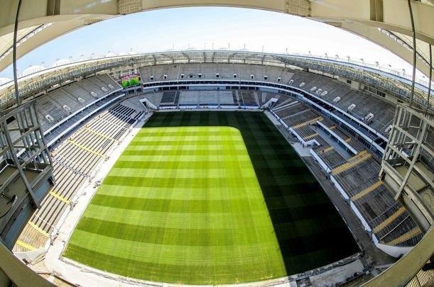 Na foto, a Arena Rostov antes de receber as cadeiras azuis que a caracterizam