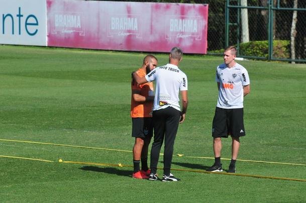 Tcnico Rodrigo Santana comandou treino nesta tera-feira  tarde, na Cidade do Galo, e definiu o time do Atltico para enfrentar o Coln, na Argentina, pela semifinal da Copa Sul-Amercana: Cleiton; Patric, Igor Rabello, Rver e Fbio Santos; Z Welison e Elias; Char, Vincius e Cazares; Franco Di Santo.
