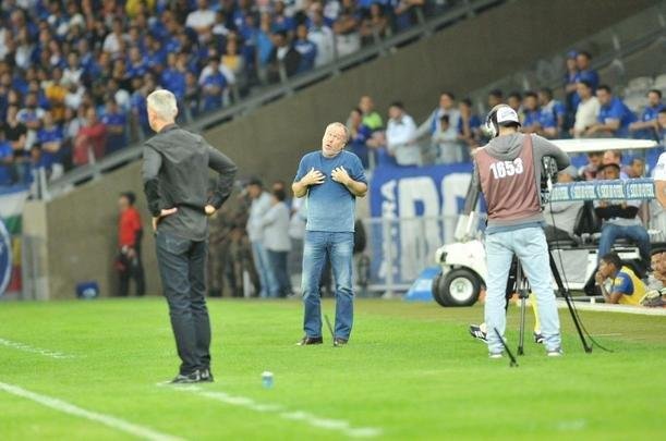 Lances do primeiro tempo do duelo entre Cruzeiro e Atltico, no Mineiro, pelas oitavas de final da Copa do Brasil
