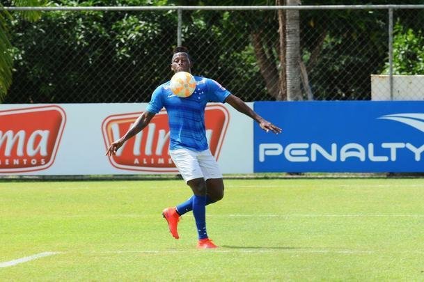 Duvier Riascos (atacante) - marcado por perder um pnalti pelo Tijuana num jogo de Copa Libertadores contra o Atltico, o atacante colombiano foi contratado pelo Cruzeiro para a temporada 2015. Ele assinou contrato de trs anos. Sem o apoio da torcida, Riascos no se sentiu  vontade em Belo Horizonte. A diretoria, ento, o emprestou ao Vasco. Pelo clube carioca, o centroavante fez 17 gols em 49 jogos, o que despertou a ateno por parte da cpula celeste. Integrado novamente, o camisa 18 at foi titular em algumas partidas no Brasileiro de 2016, mas deu uma declarao polmica depois de uma partida e acabou afastado do elenco.
