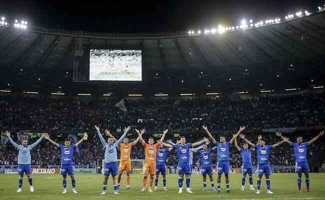 Jogadores do Cruzeiro celebram vitria no Mineiro