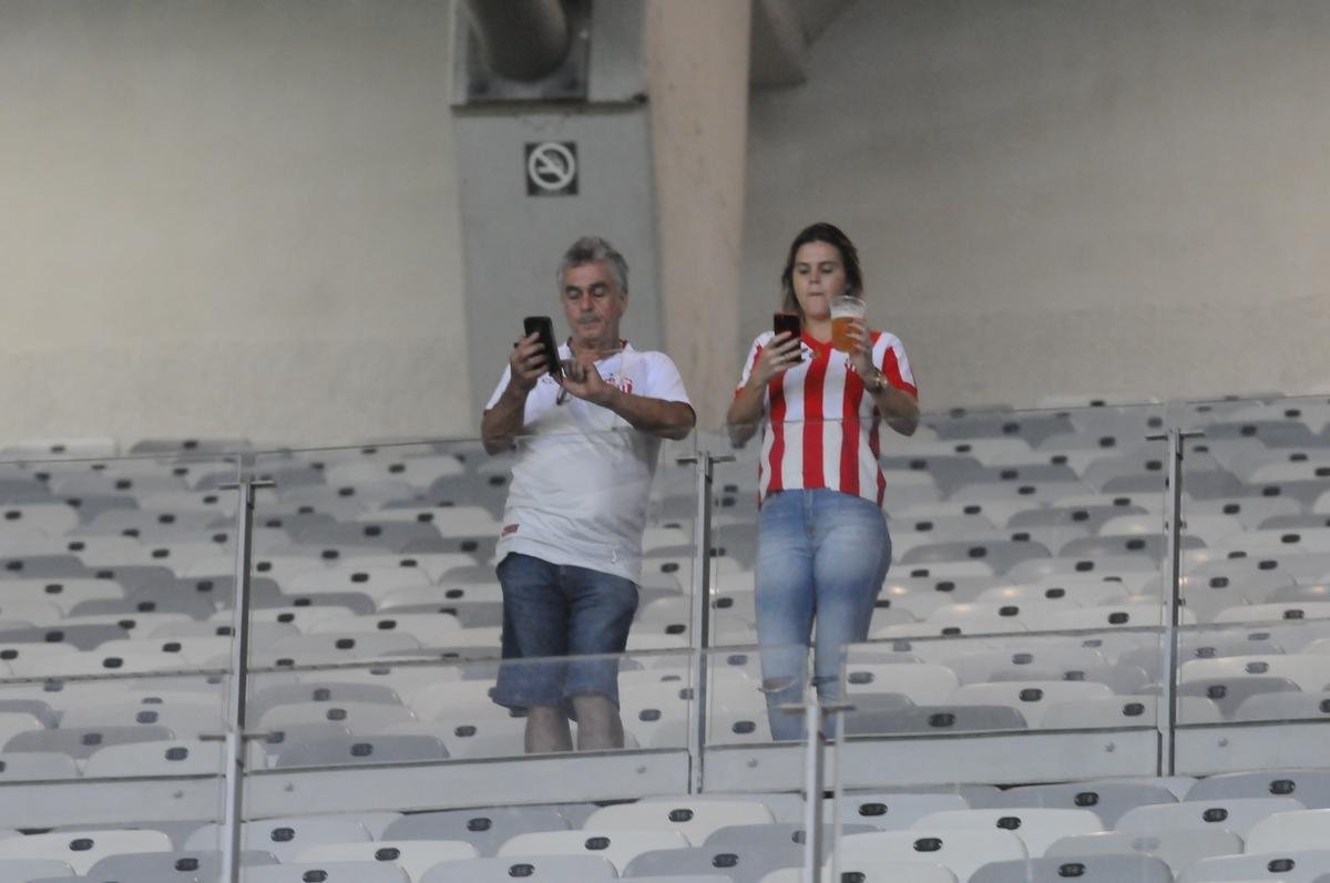 Torcedores do Cruzeiro e do Villa marcaram presena no Mineiro