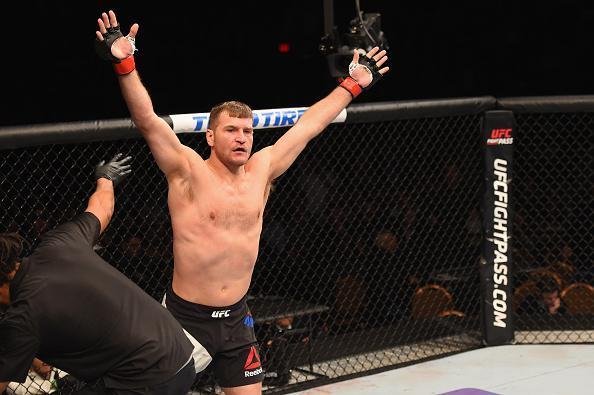 Stipe Miocic venceu Andrei Arlovski por nocaute técnico no primeiro round