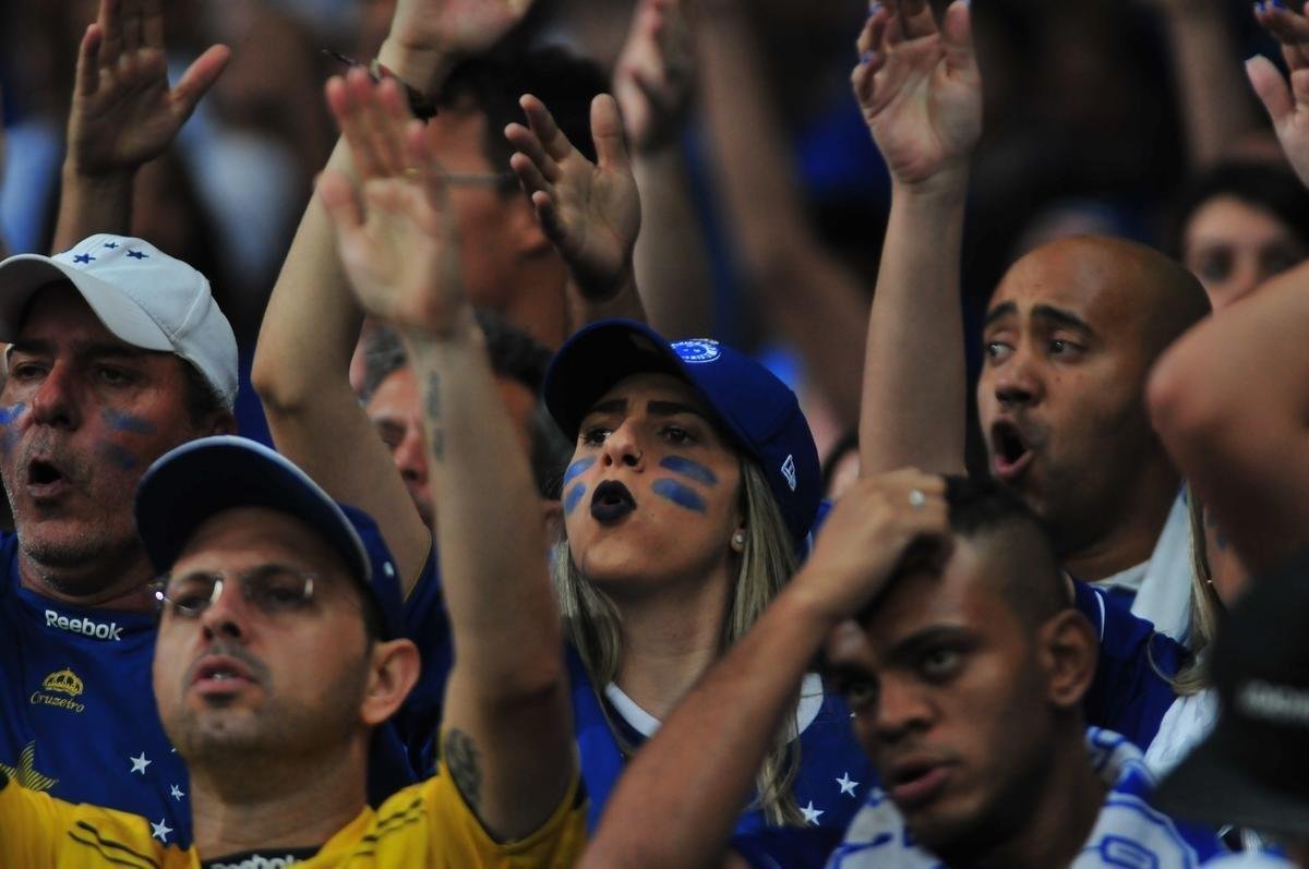 Da ansiedade  festa: torcedores do Cruzeiro foram  loucura no Mineiro