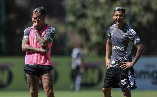 Vargas (esq.) e Zaracho (dir.) durante treino do Atlético para encarar o Corinthians