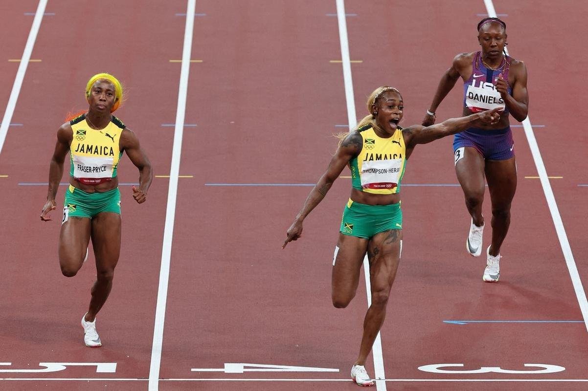 Fotos espetaculares da vitria da jamaicana Elaine Thompson-Herah nos 100m rasos dos Jogos Olmpicos de Tquio com o tempo de 10s61. A velocista quebrou o recorde olmpico e comandou o pdio jamaicano ao lado de Ann Fraser-Pryce, prata, e Shericka Jackson, bronze.