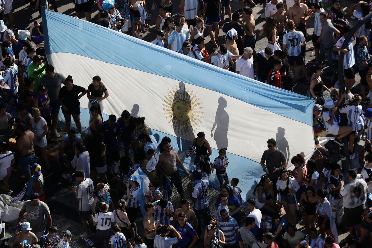 Multido festeja, no Centro de Buenos Aires, o tri mundial da Argentina conquistado na Copa do Catar