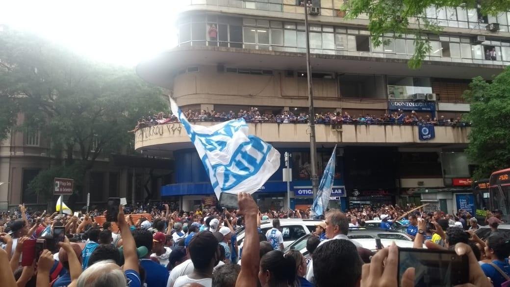Praa Sete colorida de azul e branco! Multido cruzeirense vai s ruas celebrar a conquista do hexa da Copa do Brasil