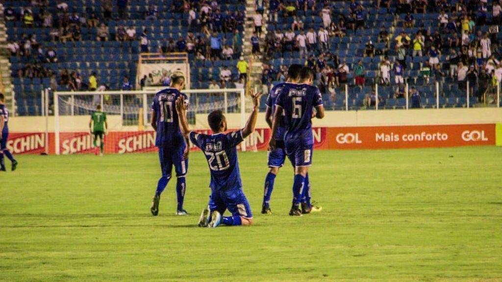 Confiana -  lder tanto do Campeonato Sergipano, com 14 pontos em seis jogos (quatro vitrias e dois empates), quanto do Grupo B da Copa do Nordeste, com dez pontos em quatro rodadas (trs vitrias e um empate). No elenco orientado pelo tcnico Matheus Costa esto o meia Danilo Pires, ex-Atltico, e os zagueiros Nirley, ex-Cruzeiro, e Vincius Simon, ex-Amrica. O time que empatou por 1 a 1 com o Dorense, na ltima quarta, entrou em campo com Rafael Santos; Thiago Ennes, Nirley, Luan e Dudu; Amaral, Jefferson Lima, talo Melo e Danilo Pires; Mikael e Reis.