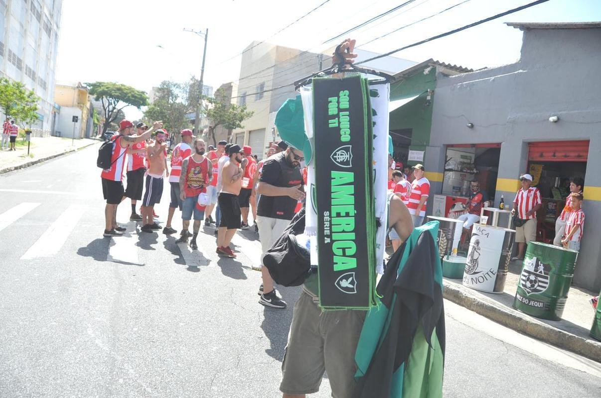Torcedores de Amrica e Villa Nova confraternizaram nas ruas do entorno do Independncia, em BH, antes do duelo pela 9 rodada do Mineiro
