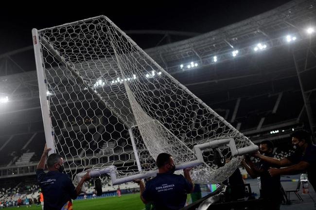 Brasil e Peru se enfrentaram no Estdio Nilton Santos, pelas semifinais da Copa Amrica 