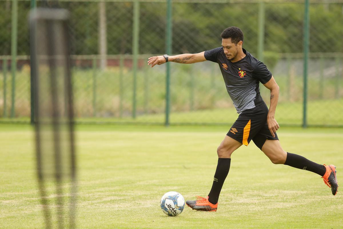 No primeiro trabalho, houve um treinamento tático, que exigia troca de passes e triangulações dos jogadores, com o elenco dividido em grupos de três atletas cada. Em seguida, os jogadores foram divididos em dois grupos no mesmo campo para o trabalho específico por setores de defesa e ataque. De um lado, os zagueiros, laterais e volantes participaram de um treino tático de posicionamento com o auxiliar Daniel Cerqueira. Do outro, os meias e atacantes fizeram um trabalho específico de passe e finalização sob o comando do técnico Daniel Paulista.