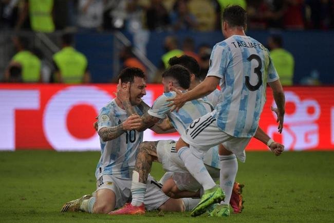 Argentina conquistou 15 ttiulo da Copa Amrica ao vencer o Brasil por 1 a 0, neste sbado, no Maracan. nico gol foi marcado por Di Mara, eleito o destaque da deciso. J o astro Lionel Messi ganhou o prmio de craque da competio.