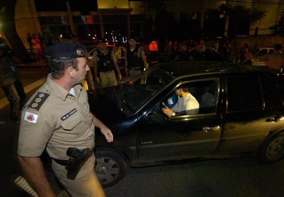 PM faz a segurana nas imediaes da porta da sede do Atltico