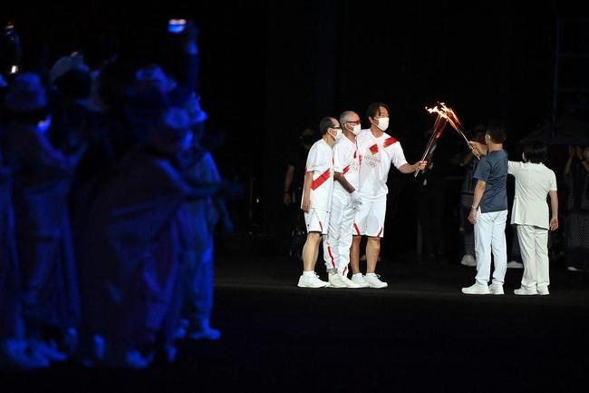 Acendimento da pira olmpica na cerimnia de abertura dos Jogos de Tquio