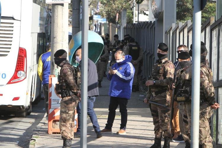 A delegação do Boca Juniors foi liberada da Central de Flagrantes 4  (CEFLAN 4) da Polícia Civil, no bairro Alípio de Melo, região Noroeste de Belo Horizonte, por volta das 12h desta quarta-feira. Jogadores e membros da comissão técnica da equipe argentina ficaram na delegacia por cerca de 12 horas para esclarecimentos sobre a confusão no Mineirão após a eliminação diante do Atlético, nos pênaltis, pelas oitavas de final da Copa Libertadores da América.