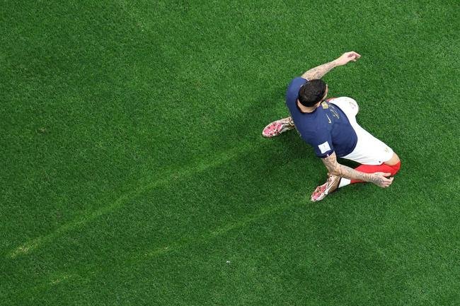 Fotos do gol de Theo Hernndez para a Frana na semifinal contra o Marrocos