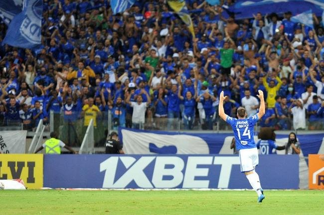 Fotos do gol de falta de Eduardo Brock, do Cruzeiro, sobre o Athletic, no Mineiro, pela semifinal do Campeonato Mineiro