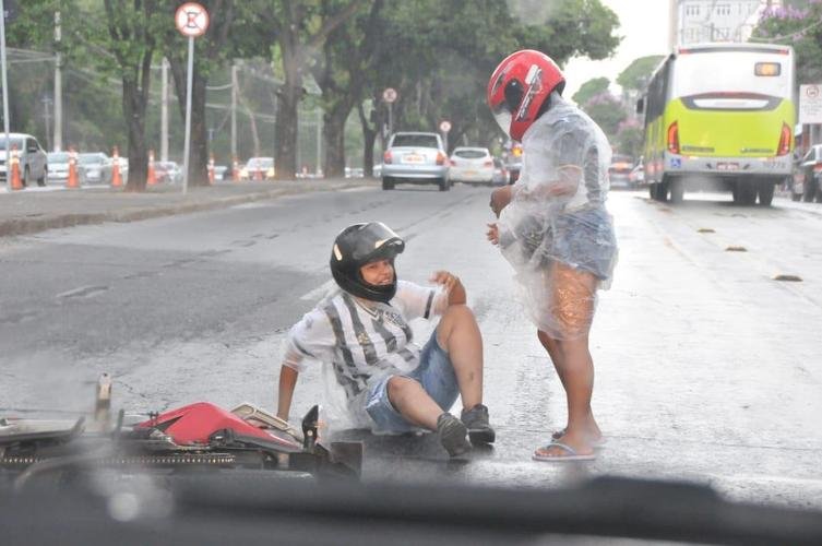 Torcedores do Atlético no entorno do Mineirão antes do jogo contra o Corinthians. Tarde/noite de chuva, trânsito ruim e filas longas no Gigante da Pampulha