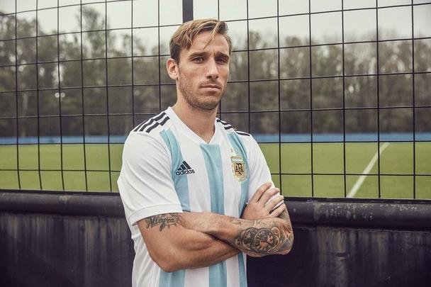 Argentina - primeiro uniforme (Adidas)