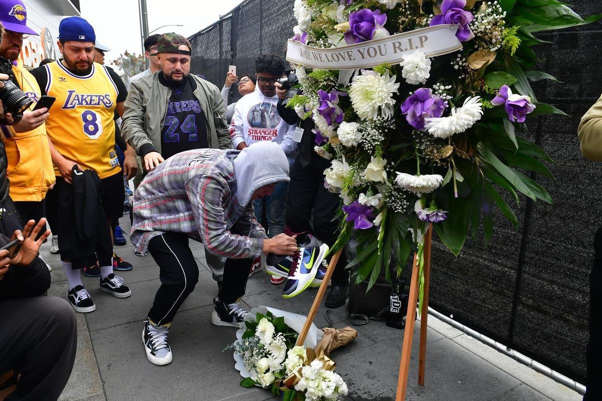 Torcedores do Lakers e amantes do basquete homenageiam Kobe Bryant