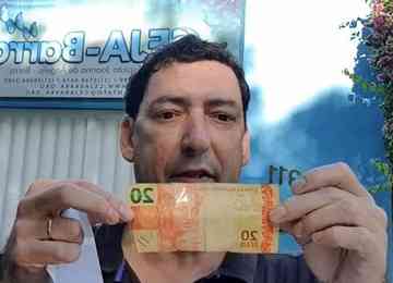 O comentarista Paulo Vinícius Coelho danificou uma nota de R$ 20 quando falava dos altos gastos do Flamengo com rescisões de treinadores