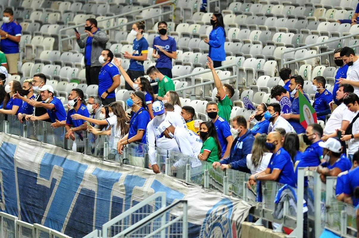 Fotos do jogo entre Cruzeiro e Confiana pela Srie B. Jogo  em Belo Horizonte marcou a volta da torcida cruzeirense ao Mineiro aps meses de ausncia devido  pandemia da COVID-19