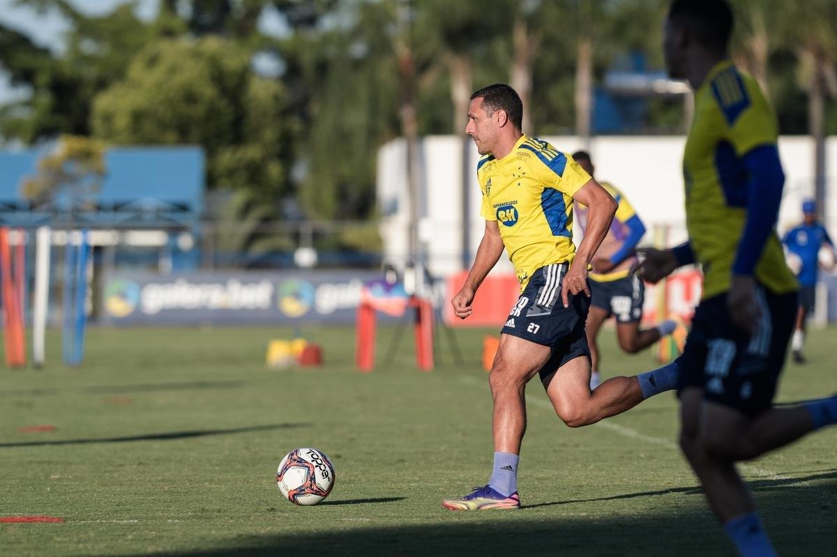 Atacante Guilherme Bissoli realizou primeiro treino com os novos companheiros de Cruzeiro nesta quarta-feira, dia 5 de maio