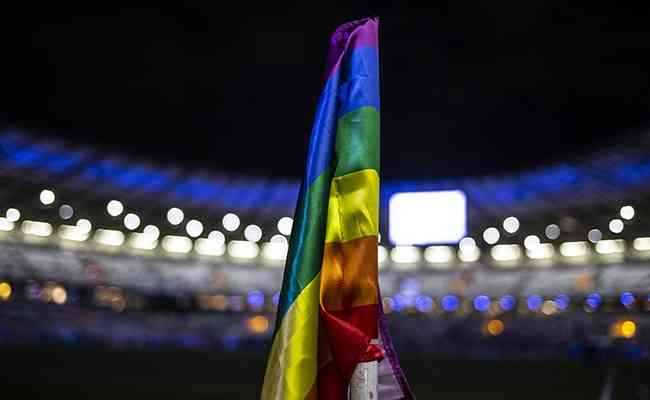 Bandeirinhas nas cores do arco-íris são em alusão ao 'Orgulho LGBT'