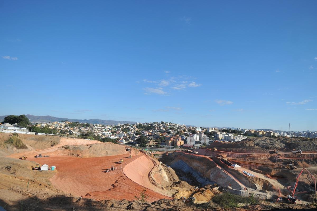 08/07/2020 - Novas fotos da obra de construo da Arena MRV, do Atltico, no bairro Califrnia, em Belo Horizonte. Tratores trabalham a todo vapor no local em etapa de terraplanagem. (Alexandre Guzanshe/EM/D. A Press)