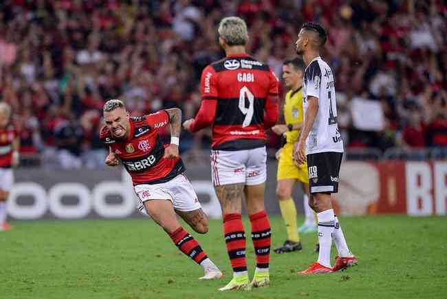 Matheuzinho comemora o gol que garantiu vitria suada do Flamengo e adiou festa do Galo