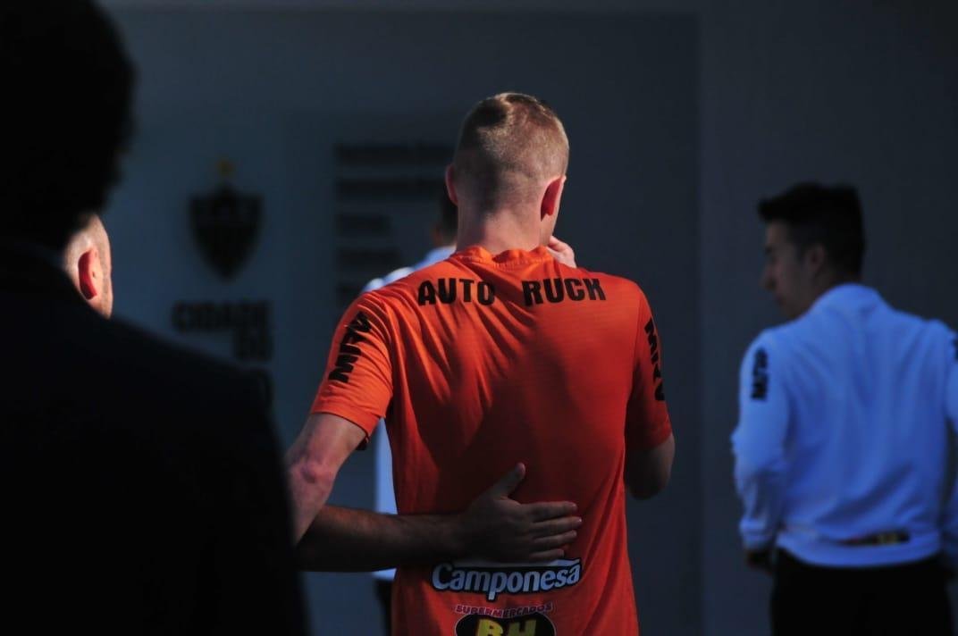 Imagens do pronunciamento do ex-volante Adilson