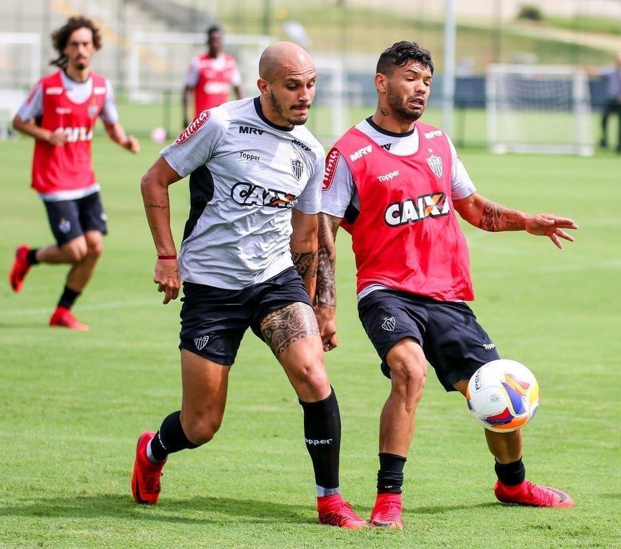 Imagens do treino coletivo comandado por Oswaldo de Oliveira