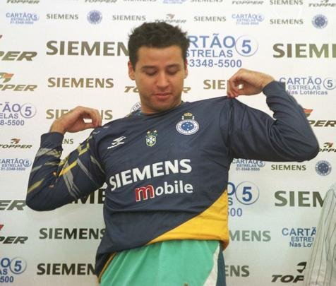 Em 2005, o goleiro Fábio chegou ao Cruzeiro depois de travar uma briga judicial com o Vasco. O clube celeste cedeu em definitivo o atacante Alex Dias ao clube cruz-maltino para ficar com 50% dos direitos econômicos de Fábio, que hoje é ídolo da torcida e o jogador que mais atuou com a camisa do Cruzeiro.