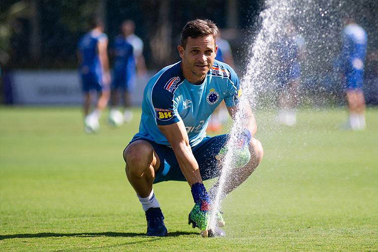 Robertinho processa Cruzeiro, pede mais de R$ 5 milh