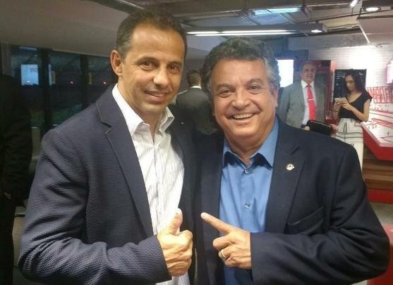 Personalidades na cerimnia do 16 Trofu Tel Santana. Euller, o filho do vento, e Alencar da Silveira, presidente do Amrica