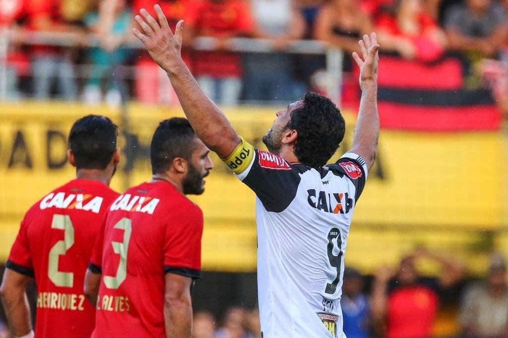 Imagens do empate entre Sport e Atltico na Ilha do Retiro