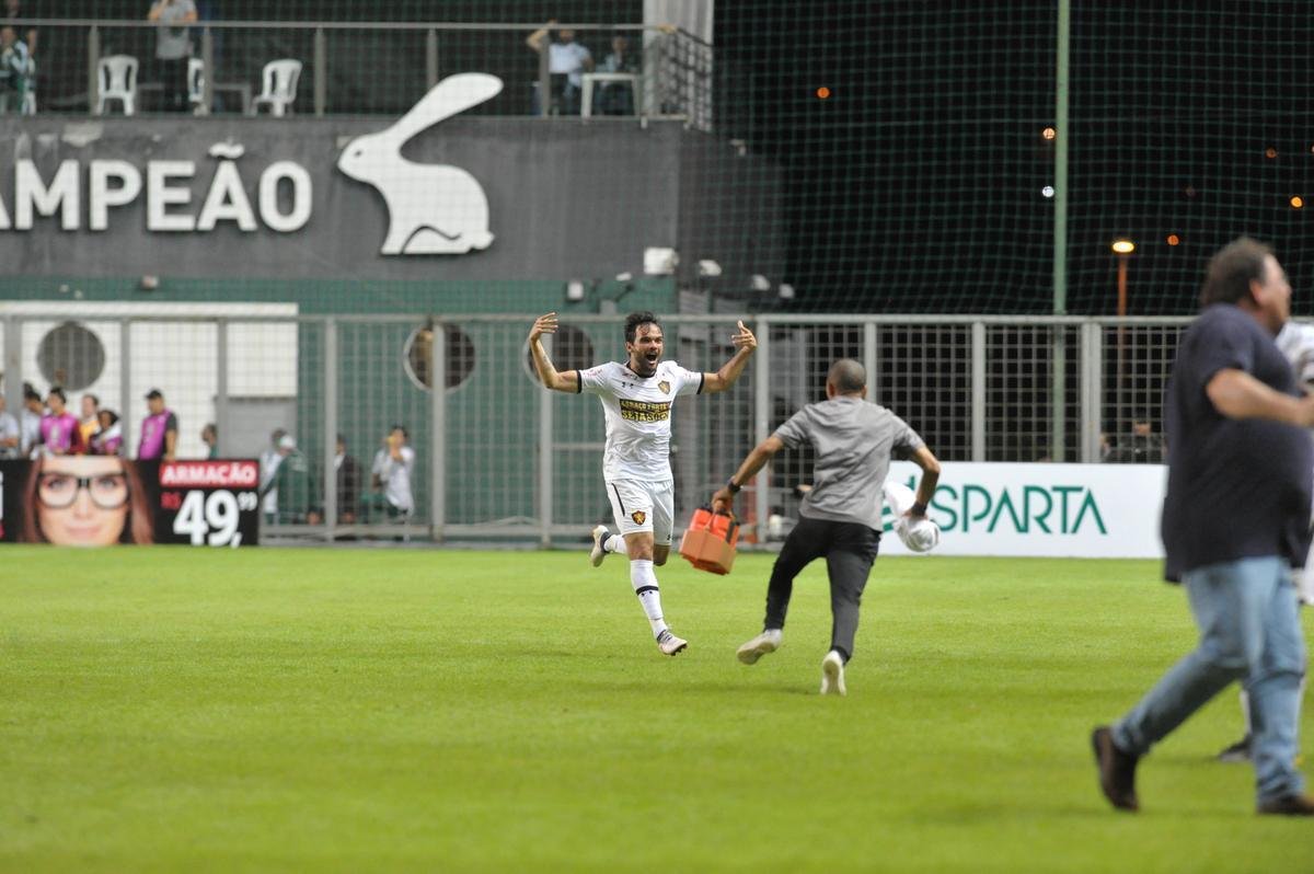 Sport virou no final, com Guilherme, de pnalti, e Hyuri em contragolpe fatal: 2 a 1 para o Leo