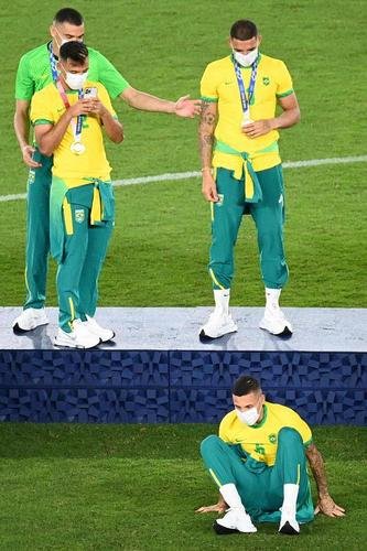 Jogadores da Seleo Brasileira recebem a medalha de ouro pela conquista olmpica no futebol