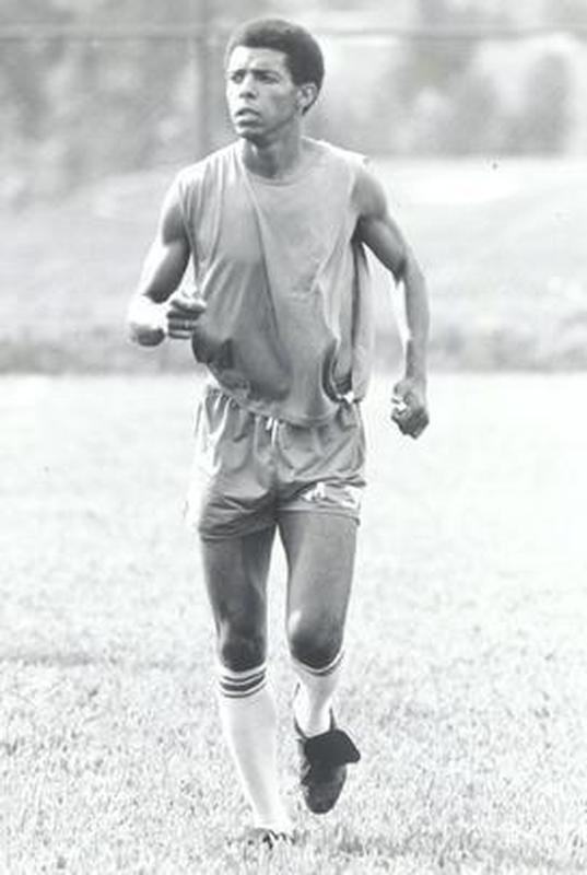 O lateral Ronaldo Luiz foi revelado pelo Coelho em 1988