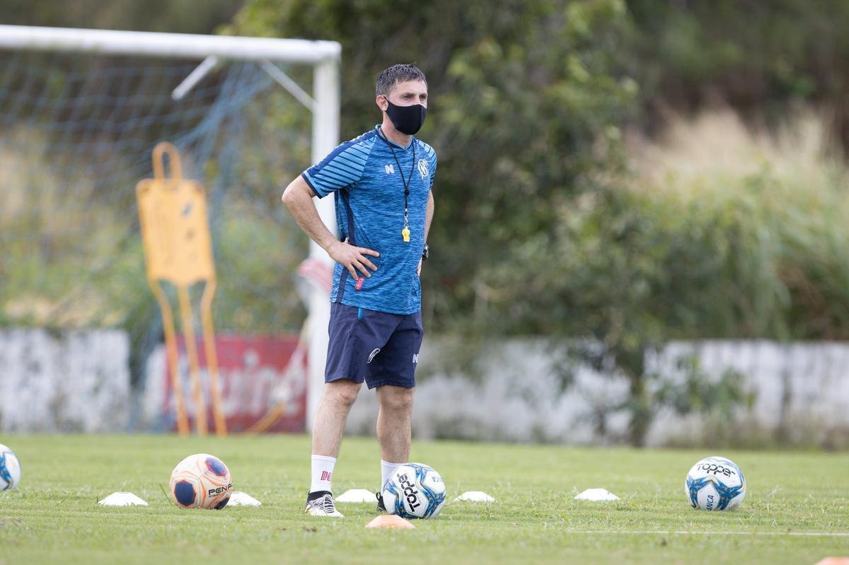 Jogadores do Náutico seguem trainando no CT Wilson Campos, sob a supervisão do técnico Gimar Dal Pozzo. Atletas e membros da comissão técnica são submetidos às medidas de saúde para evitar o contato e gerar possível foco de Covid-19.